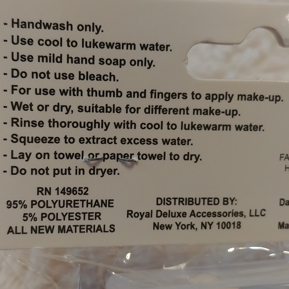 🎉2/$16NEW Mini Finger Makeup Sponges in Case with Wet n Wild Smokey Liner Brush - Picture 3 of 3